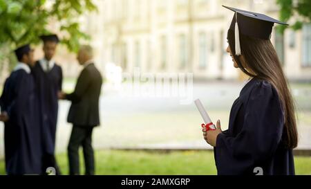Hochschulabsolventin feiert erfolgreichen Abschluss der Ausbildung, Zukunft Stockfoto