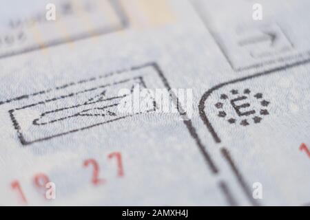 Close-up Makro Detail der Europäischen Union die Grenzkontrollen zoll Zulassung Stempel mit dem Flugzeug Symbol im Fokus und Spanien Land Zeichen Stockfoto