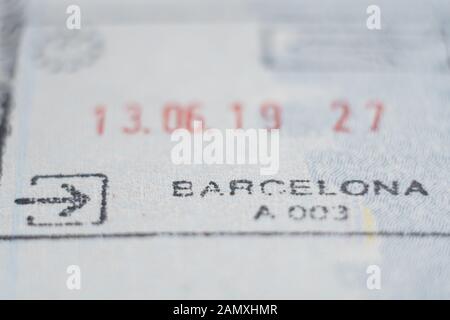 Close-up Makro Detail der Europäischen Union die Grenzkontrollen spanischen Zollbehörden Zulassung Stempel mit Barcelona Wort im Fokus Stockfoto