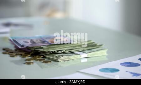 Stapel von Dollarscheinen und -Münzen auf dem Tisch, Einlagen, Gehaltseinnahmen, Bargeld Stockfoto