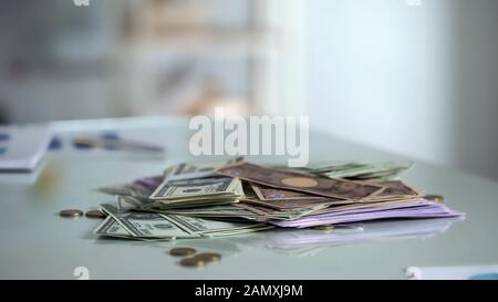 Geld auf dem Tisch, Geldersparnis in Fremdwährung, Bankeinlage oder Gehaltsverdienst, Bargeld Stockfoto