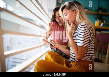 Gerne schöne Frauen Freunde Spaß haben, reden und lächeln Stockfoto