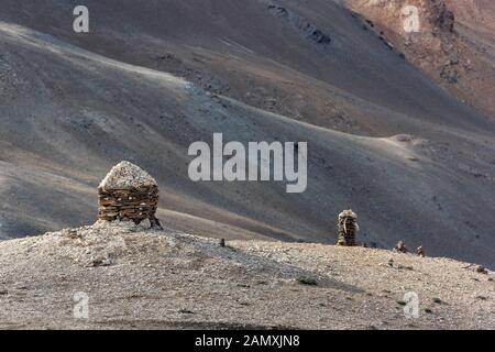 Steine mit Basreliefen von Preyern in Tso Moriri Stockfoto