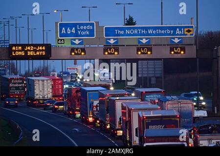 Stau auf der AUTOBAHN A1/M bei Dämmerung Bramham Kreuzung Leeds United Kingdom Stockfoto