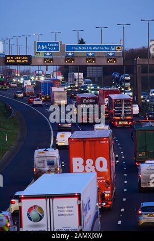 Stau auf der AUTOBAHN A1/M bei Dämmerung Bramham Kreuzung Leeds United Kingdom Stockfoto