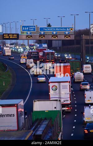 Stau auf der AUTOBAHN A1/M bei Dämmerung Bramham Kreuzung Leeds United Kingdom Stockfoto