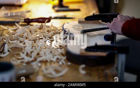 Chicago, USA. Januar 2020. Ein Student arbeitet am 14. Januar 2020 an der Chicago School of Violin Making in Skokie, Illinois, USA, an einer Geige. Die Chicago School of Violin Making, die die traditionellen Fähigkeiten des Instrumentes unterrichtet, befindet sich in Skokie, einem Vorort von Chicago. Sie beruft lokale und internationale Studenten ein, die die Absicht haben, professionelle Hersteller der Geige und anderer Instrumente zu werden. Kredit: Joel Lerner/Xinhua/Alamy Live News Stockfoto
