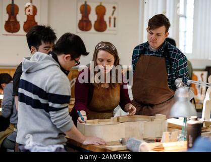 Chicago, USA. Januar 2020. Ein Dozent zeigt den Schülern die Teile eines Cellos an der Chicago School of Violin Making in Skokie, Illinois, den Vereinigten Staaten, am 14. Januar 2020. Die Chicago School of Violin Making, die die traditionellen Fähigkeiten des Instrumentes unterrichtet, befindet sich in Skokie, einem Vorort von Chicago. Sie beruft lokale und internationale Studenten ein, die die Absicht haben, professionelle Hersteller der Geige und anderer Instrumente zu werden. Kredit: Joel Lerner/Xinhua/Alamy Live News Stockfoto