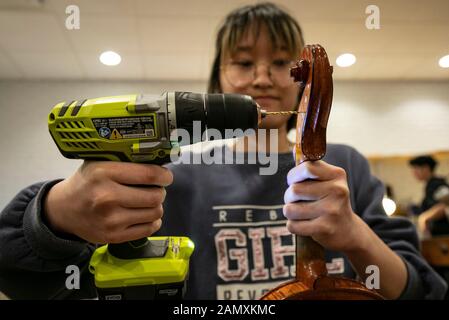 Chicago, USA. Januar 2020. Ein Schüler verwendet einen Power Drill, um die Pflock Box einer Geige an der Chicago School of Violin Making in Skokie, Illinois, den Vereinigten Staaten, am 14. Januar 2020 zu beenden. Die Chicago School of Violin Making, die die traditionellen Fähigkeiten des Instrumentes unterrichtet, befindet sich in Skokie, einem Vorort von Chicago. Sie beruft lokale und internationale Studenten ein, die die Absicht haben, professionelle Hersteller der Geige und anderer Instrumente zu werden. Kredit: Joel Lerner/Xinhua/Alamy Live News Stockfoto