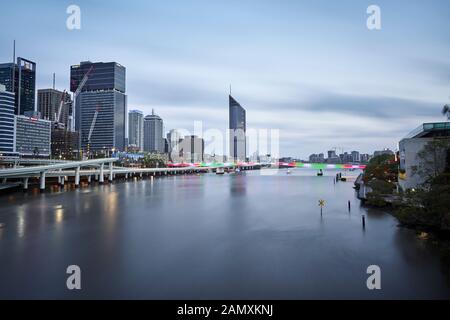 Ein Blick auf die City von Brisbane aus dem Kurilpa Fußgängerbrücke erfasst. Auf der linken Seite ist das Central Business District. Stockfoto