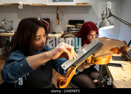 Chicago, USA. Januar 2020. Ein Schüler misst am 14. Januar 2020 den Hals einer Geige an der Chicago School of Violin Making in Skokie, Illinois, den Vereinigten Staaten. Die Chicago School of Violin Making, die die traditionellen Fähigkeiten des Instrumentes unterrichtet, befindet sich in Skokie, einem Vorort von Chicago. Sie beruft lokale und internationale Studenten ein, die die Absicht haben, professionelle Hersteller der Geige und anderer Instrumente zu werden. Kredit: Joel Lerner/Xinhua/Alamy Live News Stockfoto