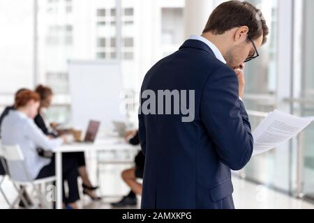 Besorgte männliche Sprecher lasen Notizen, die Angst vor öffentlichen Reden hatten Stockfoto