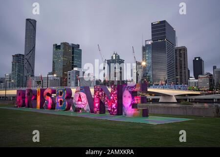 Eine Ansicht von Brisbanes Central Business District von den Southbank Parklands. Stockfoto