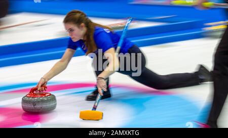 Champéry, Schweiz. Januar 2020. Federica Ghedina von Italien im Einsatz während des gemischten Rundgangs (Gruppe B; Sitzung 15), am 5. Tag der Olympischen Winterspiele 2020 in Lausanne in der Champéry Curling Arena. Kredit: Iain McGuinness / Alamy Live News Stockfoto