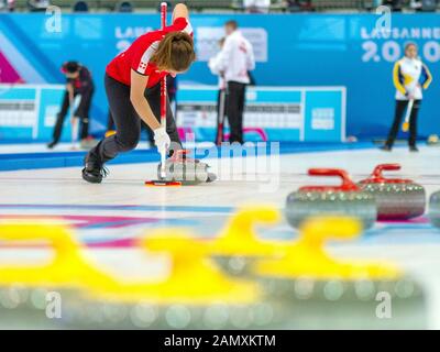 Champéry, Schweiz. Januar 2020. Xenia Schwaller von der Schweiz im Einsatz während des gemischten Round-Robin-Curlings (Gruppe B; Sitzung 15), am 5. Tag der Olympischen Winterspiele 2020 in Lausanne in der Champéry Curling Arena. Kredit: Iain McGuinness / Alamy Live News Stockfoto