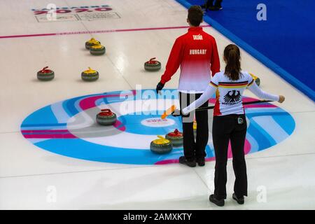 Champéry, Schweiz. Januar 2020. Lorinc Tatar aus Ungarn und Kim Sutor aus Deutschland während des Mixed-Round-Robin-Curlings (Gruppe B; Sitzung 15) am 5. Tag der Olympischen Winterspiele 2020 in der Champéry Curling Arena. Kredit: Iain McGuinness / Alamy Live News Stockfoto