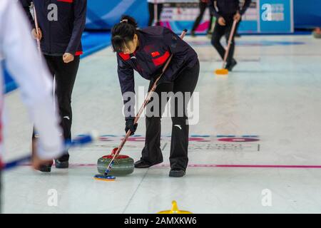 Champéry, Schweiz. Januar 2020. Tong Liu aus China im Einsatz während des gemischten Round-Robin-Eisstocks (Gruppe B; Sitzung 15), am 5. Tag der Olympischen Winterspiele 2020 in Lausanne in der Champéry Curling Arena. Kredit: Iain McGuinness / Alamy Live News Stockfoto