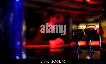 Romantisches Datum im Nachtclub, Liebespaar feiert Jubiläum, entschärft Stockfoto