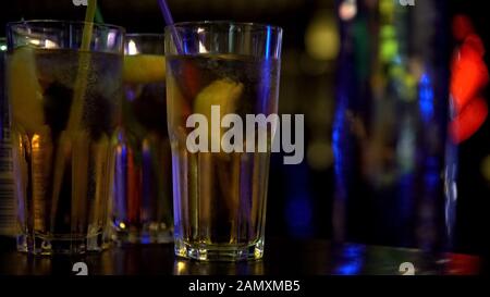 Gläser mit alkoholischen Cocktails an der Theke der Nachtklub-Party Stockfoto