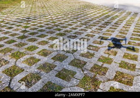 Der Schatten einer Drohne auf einem Fliesen- Plateau Stockfoto