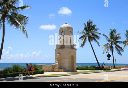 Der Uhrturm am Palmenstrand an der küste floridas Stockfoto