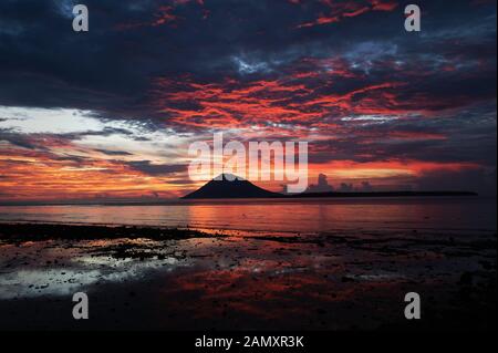 Sonnenuntergang über Manado Tua Vulkan, Nord-Sulawesi Indonesien. Stockfoto