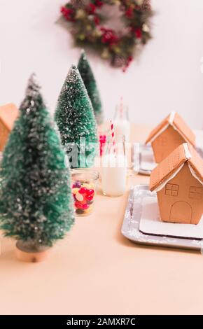 Kinder Partei kleine Lebkuchenhäuser mit Bonbons zu verzieren. Stockfoto