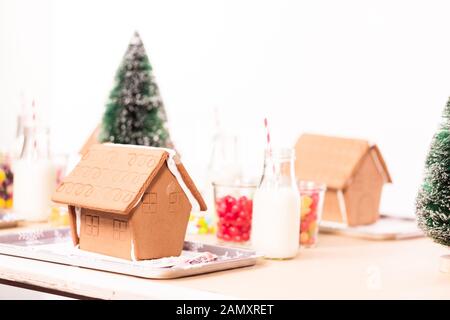 Kinder Partei kleine Lebkuchenhäuser mit Bonbons zu verzieren. Stockfoto