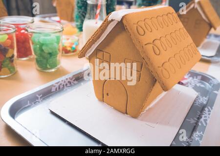 Nahaufnahme der Lebkuchenhäuser auf Kinder Handwerk Weihnachtsfeier. Stockfoto