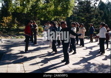 Gruppe beim Tai Chi in Peking, China um 1990. Gruppe, die ihre Tai-Chi-Übungen in Peking, China um 1990 macht. Stockfoto