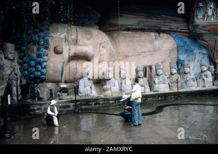 Der liegende Buddha, ein der aus dem Fels herauschnitzte Skulptur in Dazu bei Chongqing, China 1984. Die "Sleeping Buddha"-Skulptur, eine der Felsritzeln von Dazu, in der Nähe der Stadt Chongqing, China 1984. Stockfoto