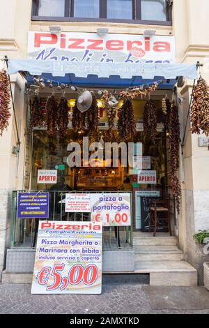 Ein Store Front unterzeichnen und Fassade für ein typisches Italienisches Restaurant Pizzeria in Neapel, Italien Stockfoto