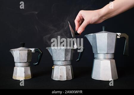Frischen Kaffee in der klassischen Kaffeemaschine. Schwarzen Hintergrund. Stockfoto