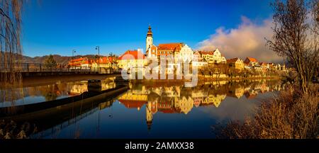 Frohnleiten panorama kleine Stadt oben Mur in der Steiermark, Österreich. Berühmte Reiseziel. Stockfoto