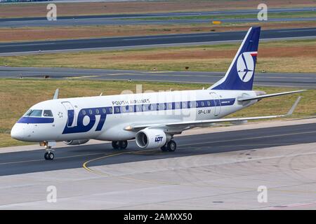 Berlin, Deutschland - 27. Mai 2018: Lot Embraer E170 Flugzeug am Flughafen Berlin-Tegel (TXL) in Deutschland. Embraer ist ein Flugzeughersteller aus Brasilien. Stockfoto