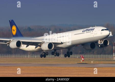 München, 6. Januar 2018: Lufthansa Airbus A340 Flugzeug am Flughafen München (MUC) in Deutschland. Airbus ist ein Flugzeughersteller aus Toulouse Stockfoto