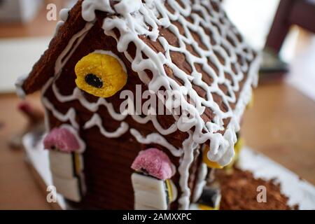 Lakritz Bonbons und Zuckerglasur überzogen Lebkuchenhaus Nahaufnahme. Stockfoto