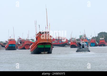 Viele kommerzielle nautische Meer Schiffe wie Trawler Yacht Schiff Segelboot, alle roten und schwarzen Farbe Code zu Stärke Küsten Sicherheit in geschützten verankert Stockfoto