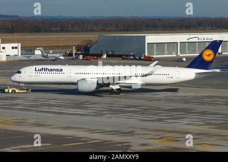 München, 6. Januar 2018: Lufthansa Airbus A350 Flugzeug am Münchner Flughafen (MUC) in Deutschland. Airbus ist ein Flugzeughersteller aus Toulouse Stockfoto