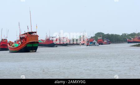 Viele kommerzielle nautische Meer Schiffe wie Trawler Yacht Schiff Segelboot, alle roten und schwarzen Farbe Code zu Stärke Küsten Sicherheit in geschützten verankert Stockfoto