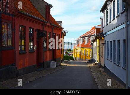 Holbaek/Dänemark; 20.06.2017: Dänische Häuser im Hafen von Holbaek. Straße mit ihren roten, gelben und blauen Fassaden. Stockfoto