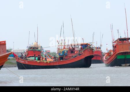 Viele kommerzielle nautische Meer Schiffe wie Trawler Yacht Schiff Segelboot, alle roten und schwarzen Farbe Code zu Stärke Küsten Sicherheit in geschützten verankert Stockfoto