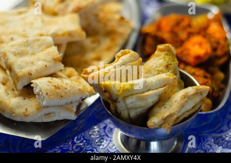 Huhn Jalfrezi und Chicken curry mit verschiedenen Reis und Zwiebeln Bhajis und Samosas, traditionelle indische Gericht Stockfoto