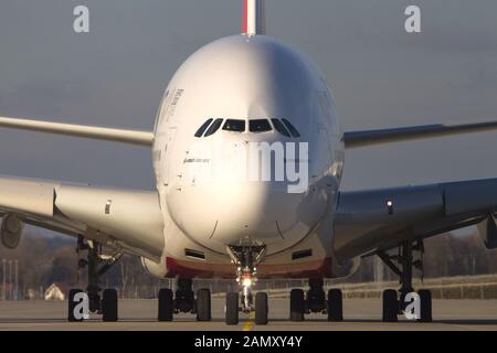 München, 6. Januar 2018: Emirates Airbus A380 Flugzeugschwanz am Münchner Flughafen (MUC) in Deutschland. Airbus ist ein Flugzeughersteller aus Toul Stockfoto