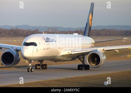 München, 6. Januar 2018: Lufthansa Airbus A350 Flugzeug am Münchner Flughafen (MUC) in Deutschland. Airbus ist ein Flugzeughersteller aus Toulouse Stockfoto