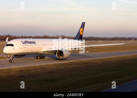 München, 6. Januar 2018: Lufthansa Airbus A350 Flugzeug am Münchner Flughafen (MUC) in Deutschland. Airbus ist ein Flugzeughersteller aus Toulouse Stockfoto