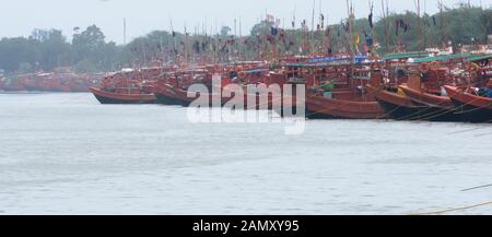 Viele kommerzielle nautische Meer Schiffe wie Trawler Yacht Schiff Segelboot, alle roten und schwarzen Farbe Code zu Stärke Küsten Sicherheit in geschützten verankert Stockfoto