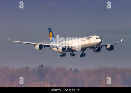 München, 6. Januar 2018: Lufthansa Airbus A340 Flugzeug am Flughafen München (MUC) in Deutschland. Airbus ist ein Flugzeughersteller aus Toulouse Stockfoto