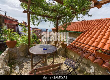 Blick auf die Straße im Dorf Monsanto, Portugal Stockfoto