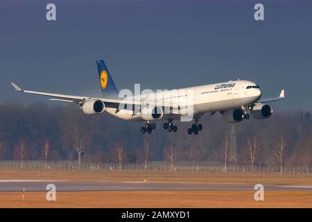 München, 6. Januar 2018: Lufthansa Airbus A340 Flugzeug am Flughafen München (MUC) in Deutschland. Airbus ist ein Flugzeughersteller aus Toulouse Stockfoto